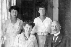 Marianne-Korab-Muehlstroem-um-1910-links-hinten-mit-ihrer-Familie